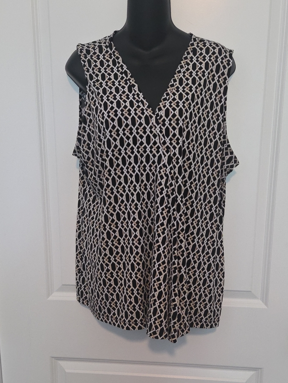Dana Buchman Sleeveless Black and White Geometric V-Neck Top XL